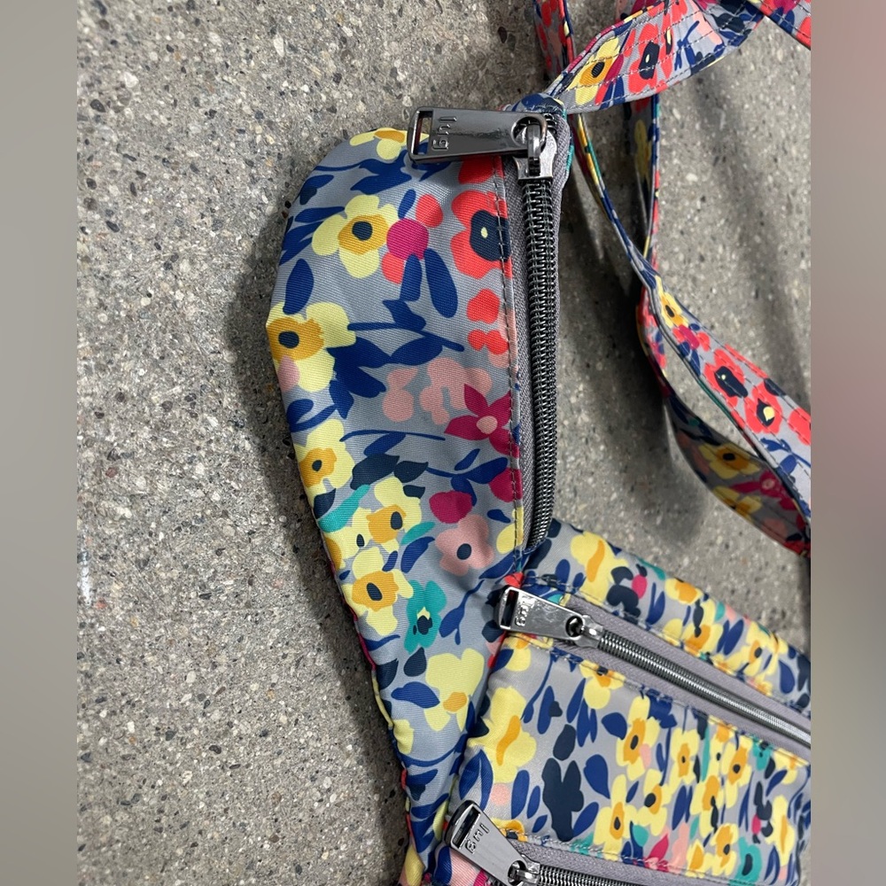 Lug Skipper SE Crossbody Bag in Multi Floral Wildflower EUC - Picture 7 of 16